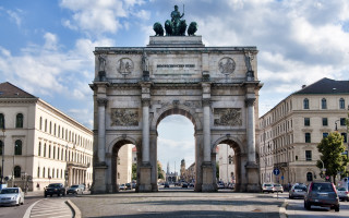 Large arch statues city street - statue free wallpaper