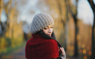 Woman red sweater knitted hat - a park free wallpaper