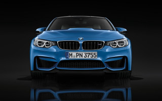 Blue bmw dark room reflection - a reflection free wallpaper