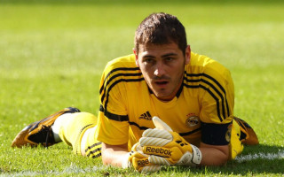 Surprised soccerplayer bronzesculpture outdoors athletic - a soccer player free wallpaper