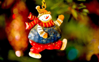 Christmas ornament snowman hanging naive - a snowman free wallpaper