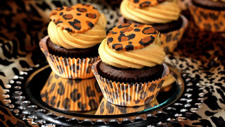 Cupcakes leopard frosting black white - decadent free wallpaper