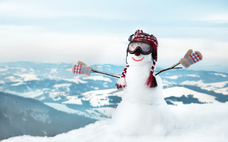 Snowman skis hat mountain background - a snowman free wallpaper