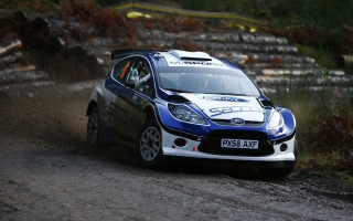 Small car dirt road race - a small car free wallpaper