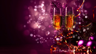 Champagne glasses decorations purple background - free new year wallpaper