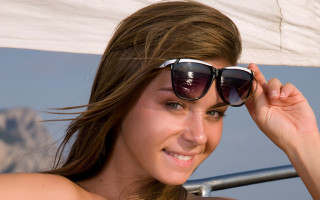 Eszter mattioni sunglasses smiling mountains - sunglass free wallpaper for desktop