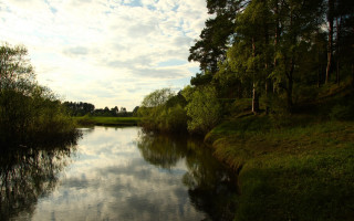 River trees clouds grassy bank - a sky free wallpaper