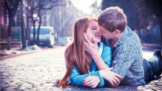 Man woman kissing street rain - a car in the background free wallpaper
