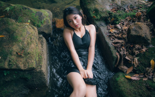 Woman sitting rock waterfall blackdress - a black dress and heels free wallpaper for desktop