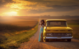 Woman dress yellow truck dusk - a yellow truck free wallpaper