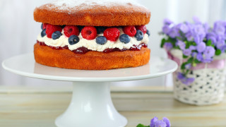 Berry cream cake flower vase - a cake free wallpaper for desktop