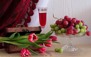 Table vase wine grapes flowers - rich deep color free wallpaper