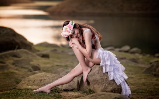 Woman flower hair rock water - chen chun free wallpaper