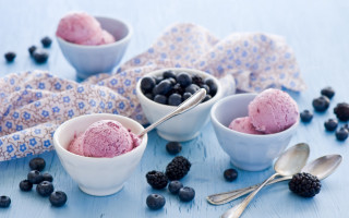 Ice cream berries spoons napkin - a blue design free wallpaper