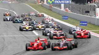 Race cars crowd city street - alonso vázquez free wallpaper