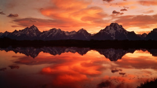 Mountain reflection lake sunset pink 2 - stunning free wallpaper