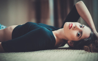 Annabel eyres woman laying blurry - annabel eyres free wallpaper for desktop