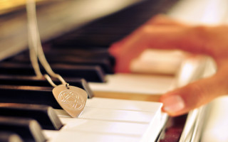 Piano player heart necklace bokeh - a piano free wallpaper