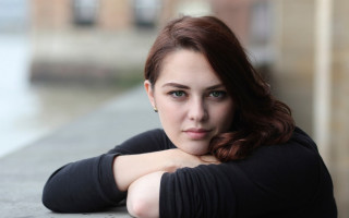 Woman leaning wall crossed arms 2 - anna findlay free wallpaper