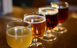 Drinks glasses wooden table shallow - the younger free wallpaper