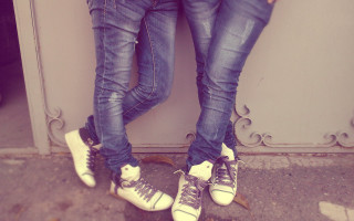 Two people sneakers jeans love - their foot free wallpaper