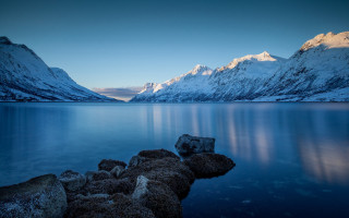 Mountain range reflection lake rocks 4 - the water of a lake free wallpaper