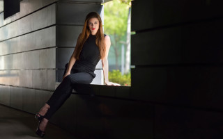 Woman sitting ledge fashion portrait - contemporary free wallpaper for desktop