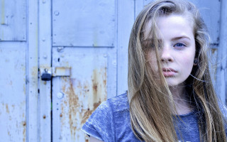 Girl long hair door blue - a blue shirt free wallpaper