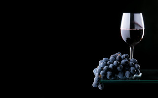 Wine grapes glass plate dark - a table in the dark free wallpaper