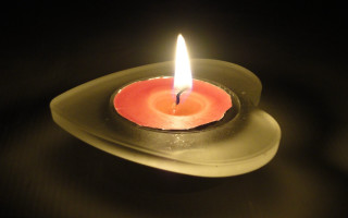 Lit candle plate tabletop black - free light wallpaper