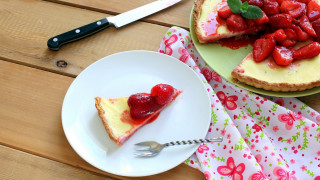 Cheesecake strawberries fork plate pastel - a plate next free wallpaper