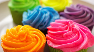Cupcakes colorful white plate blurry - a white plate free wallpaper