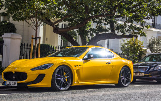 Yellow sports car city street 4 - a city street free wallpaper