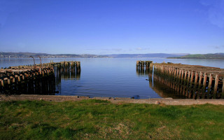 Lake woodenposts bridge city skyline - wooden post free wallpaper