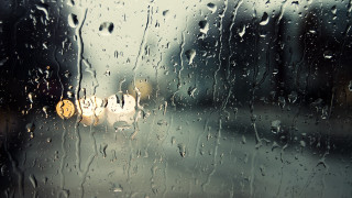 Rain covered window yellow traffic 2 - free rain wallpaper