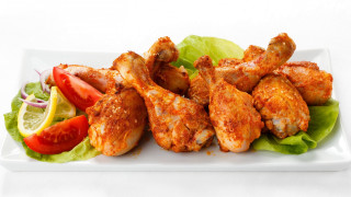 Chicken wings lettuce tomatoes salad - professional free wallpaper for desktop