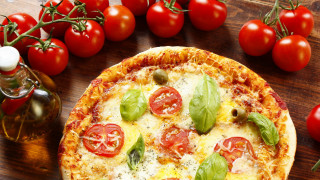 Pizza tomatoes basil oliveoil cherrytomatoes - a pizza free wallpaper