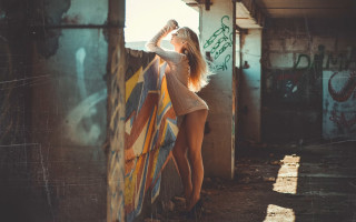 Woman graffiti tiltshift fashion bandaged - a graffiti free wallpaper