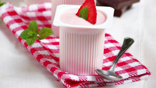 Strawberry pudding cup spoon checkered - free valentines wallpaper