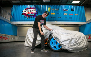 Man covering car garage blue - eric dinyer free wallpaper