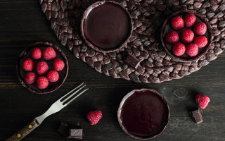 Chocolate raspberry dessert wooden table - a fork free wallpaper