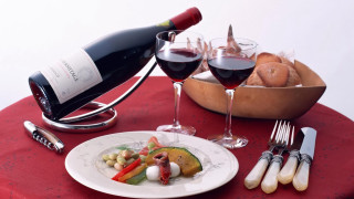 Plate wine basket bread stilllife - a bottle of wine free wallpaper