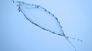 Water droplet blue sky bubble - a water droplet free wallpaper
