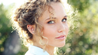 Woman curlyhair blueeyes serious look - curly hair free wallpaper