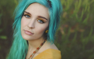 Blue green hair necklace earrings - a yellow top free wallpaper