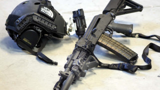 Guns helmet ground scattered mecha - full round face free wallpaper