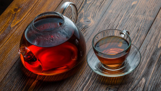 Glass tea pot cup wooden - product photography free wallpaper