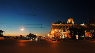 City street night bus building - a street light in the foreground free wallpaper