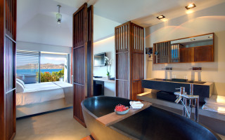 Bathroom large tub ocean view - a large window free wallpaper