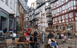 Heidelberg courtyard group flag statue - table free wallpaper for desktop